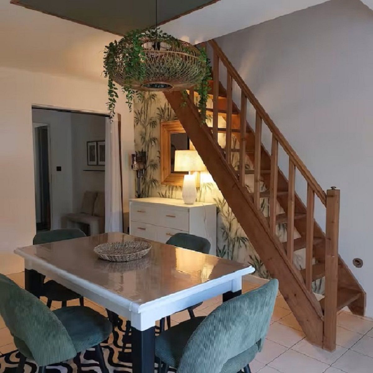 Ein Essbereich mit Tisch, Stühlen und einer Treppe.