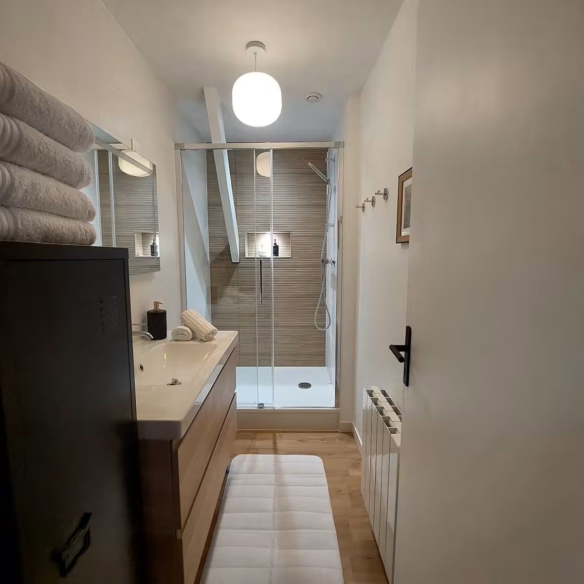 Ein modernes Badezimmer mit Dusche, Toilette und Waschbecken.