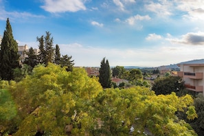 A residential area with trees and buildings. - Bright apartment near the beaches of Juan-les-Pins (Antibes)