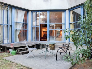 A corner patio with a table, chairs, and a bench. - Large, quiet apart with garden, close to transport (Ivry-sur-Seine)