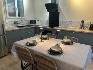 Una cocina moderna con comedor listo para una comida.