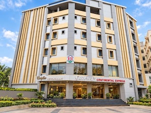 Un hôtel à plusieurs étages au design moderne, doté d’un restaurant et offrant un service de petit-déjeuner continental rapide.