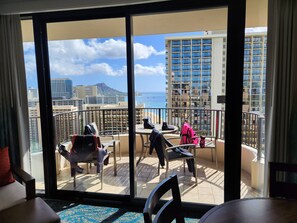 Ein Balkon mit Blick auf die Skyline und das Meer.