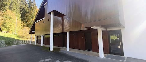 Un edificio moderno con entrada cubierta y acceso vehicular.
