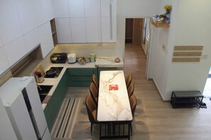 Eine kompakte Küche mit Essbereich, einem Backofen und einem kleinen Spülbecken.