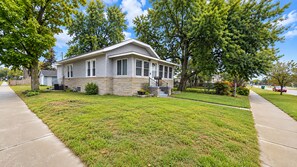A single-story house with a stone facade, a front porch, and a well-maintained lawn. - Comfortable Home Base | Near ND, IUSB & Hospitals (Mishawaka)