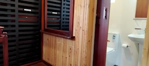 Bathroom - Serenity Lake View Villa Nuwara Eliya (nuwaraeliya)