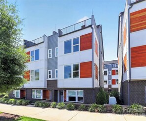 Exterior - 3BR Charlotte Skyline Retreat w Private Rooftop (Charlotte)