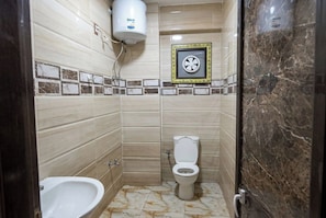 A bathroom with a toilet, bidet, and marble flooring. - El Eman Hotel (Ar Radiseyah Bahri Edfu)