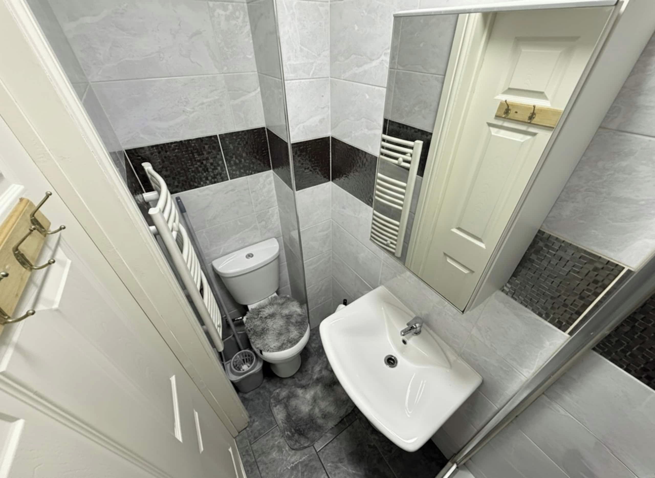 Un baño pequeño con inodoro, lavabo y zona de ducha.