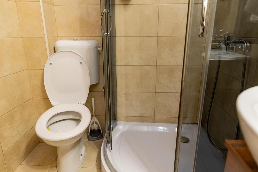 Un baño con inodoro, ducha y lavamanos.