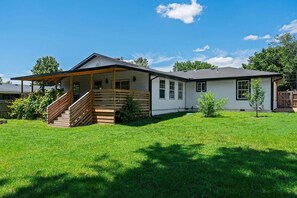 A two-story house with a covered porch and a small detached garage. - 4BR, 2 Suites & Covered Deck, Edge Of Springfield (Ozark)