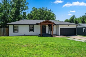 A single-story house with a front porch, a garage, and a well-maintained lawn. - 4BR, 2 Suites & Covered Deck, Edge Of Springfield (Ozark)