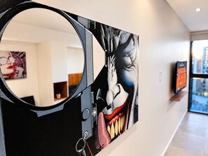 Een modern interieur met een grote spiegel die een kamer weerspiegelt.