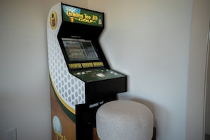 Ein Vintage-Arcade-Automaten mit Golfthema, mit Bildschirm und Bedienelementen.