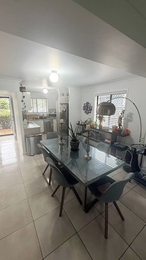 A modern kitchen with a dining area. - Room-cosy Suburban Townhouse (Brisbane)