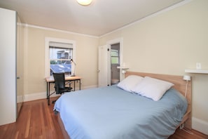 Une chambre à coucher avec un lit, un bureau et une chaise.