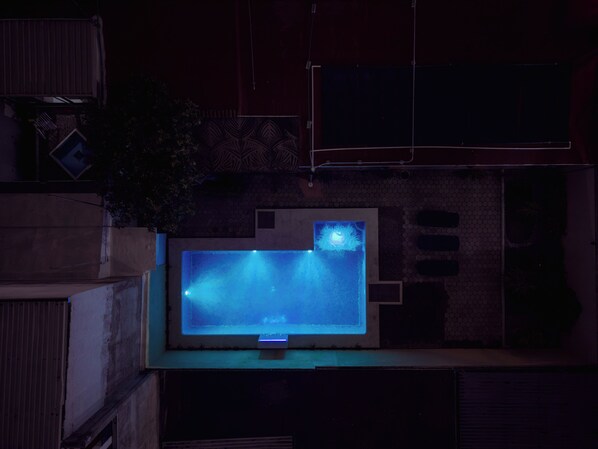Ein Zimmer mit einem großen, beleuchteten Aquarium.