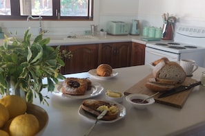 Eine Küchenarbeitsplatte mit Gebäck, Brot und Gewürzen.