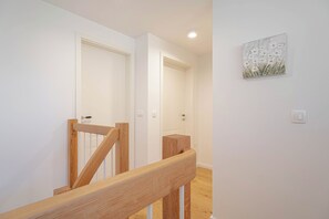Una scala con ringhiere in legno che porta a un pianerottolo.