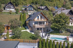 Un barrio residencial con varias casas, una piscina y un césped cuidado.