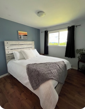 Room - Three bedroom pet friendly home on 6 acres with a beautiful ocean view (Powell River A)