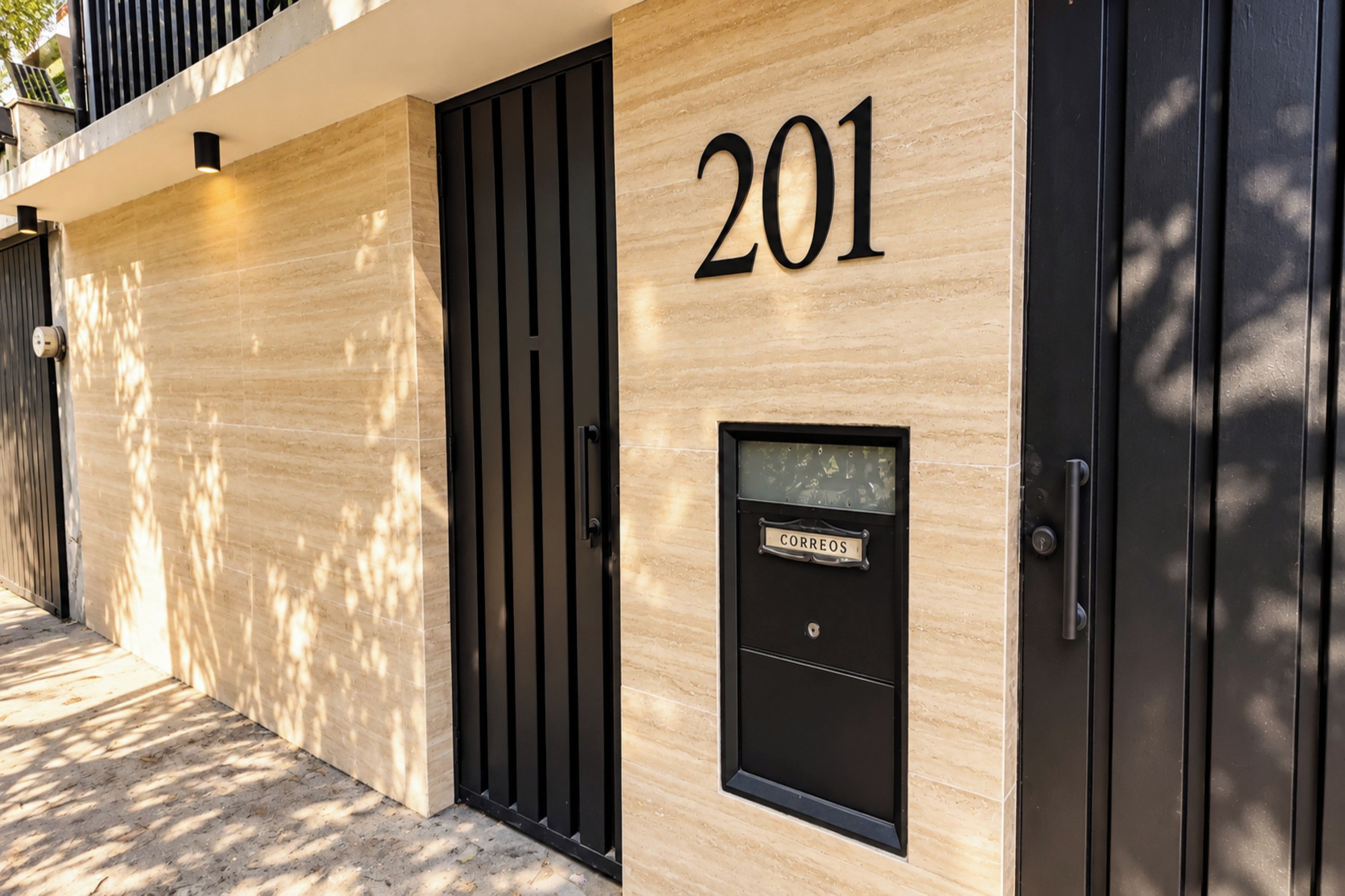 Fachada de edificio moderno con el número '201' que indica una unidad.