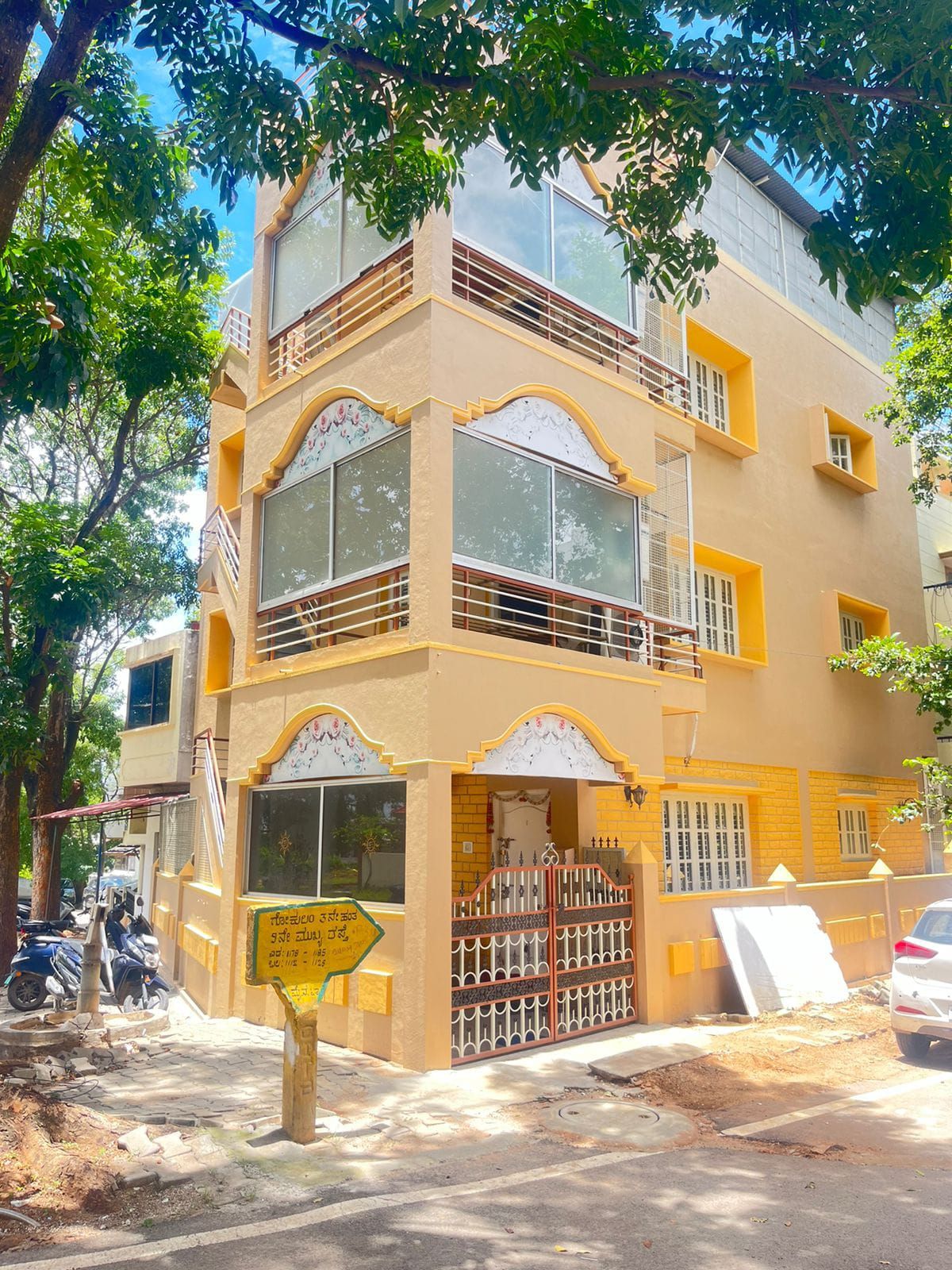 Un edificio de varios pisos con balcones y ventanas amplias.