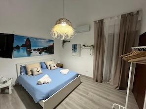 Room - New Listing (Catania)