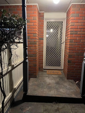 Exterior detail - Private Room Home Feels | Bentleigh 1 min to train (Bentleigh)
