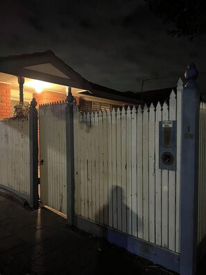 Exterior - Private Room Home Feels | Bentleigh 1 min to train (Bentleigh)