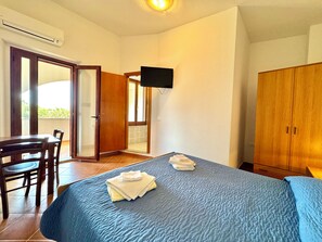 Une chambre d’hôtel avec un lit, un bureau et une chaise.