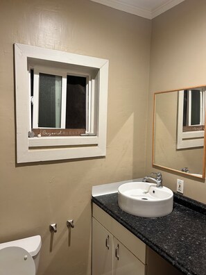 Bathroom - 3-bedroom hotel in serene Wailuku with AC for your comfort (Wailuku)