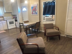 Sitting area. - 3-bedroom hotel in serene Wailuku with AC for your comfort (Wailuku)