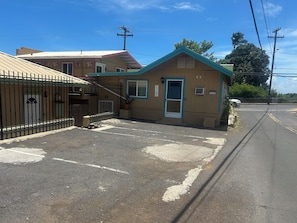First come, first serve parking area. - 3-bedroom hotel in serene Wailuku with AC for your comfort (Wailuku)