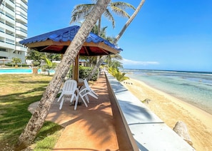 A beachside resort with a pool, lounge chairs, and a view of the ocean. - Beachfront apartment on the 9th floor of Las Olas, Juan Dolio — panoramic ocean views, infinity pool, and 24/7 reception. (Juan Dolio)