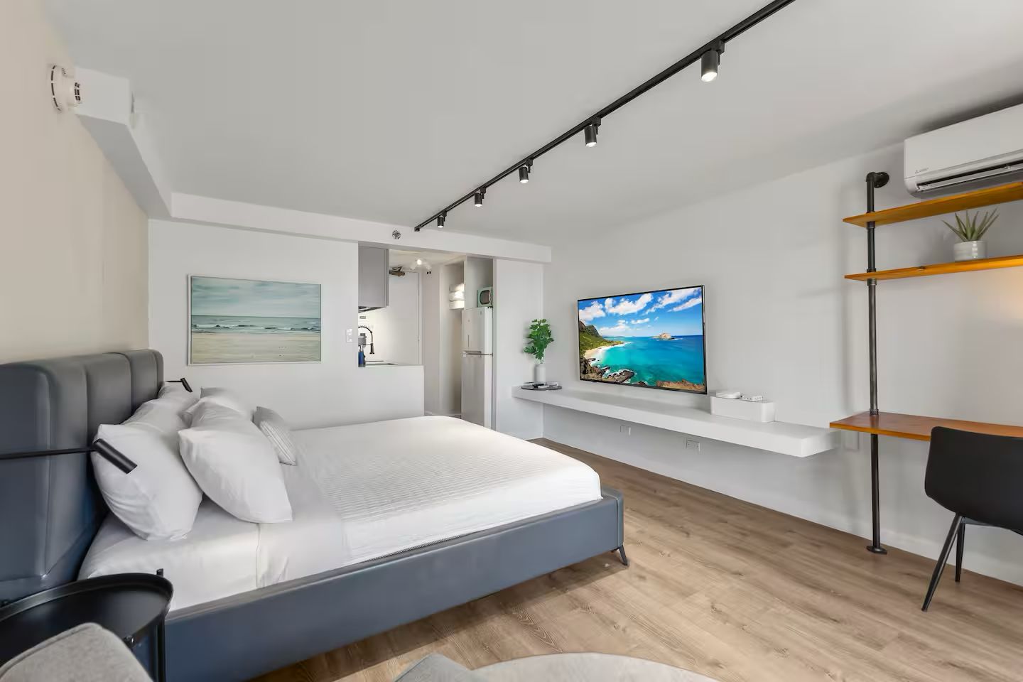 Central Waikiki Modern & Cozy King Studio