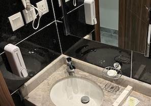 A hotel bathroom with a sink, mirror, and towel rack. - Hindibaa Hotel (Makkah)