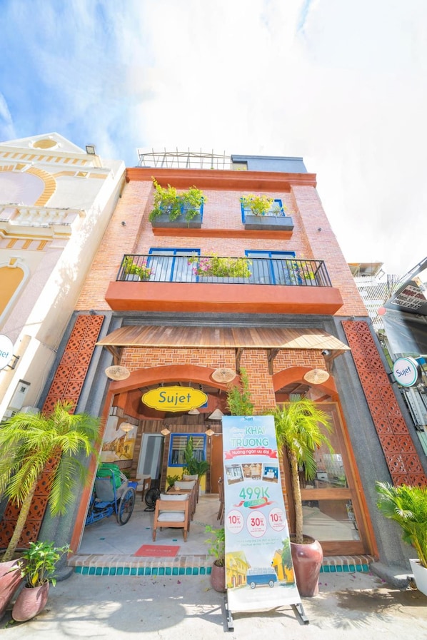 A hotel with a sign reading 'Sujet' and a banner advertising a property for sale. - Sujet Hotel Da Nang (Da Nang Municipality)