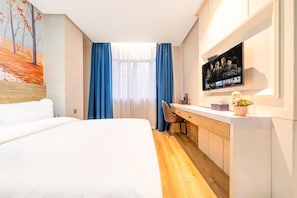 A hotel room with a bed, a desk, a television, and a painting on the wall. - Jinglai Hotel - Shanghai South Bund Xintiandi Branch (Shanghai)