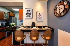 Dining - Zigzag Tower B-Travellers' Retreat, 2 BR with Pool and Sea View at Pearl-1008 (Lusail)