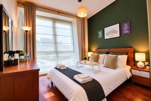 Room - Zigzag Tower B-Travellers' Retreat, 2 BR with Pool and Sea View at Pearl-1008 (Lusail)