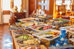 Breakfast buffet - Princess Farida Luxury Dahabiya (Luxor)