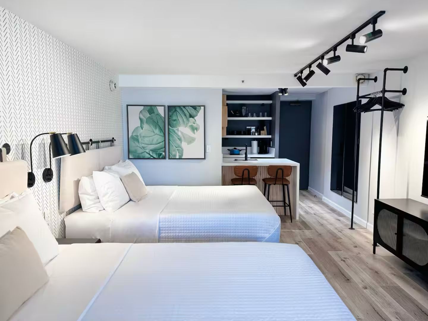 Modern Boutique-Central Waikiki Studio-Pool View