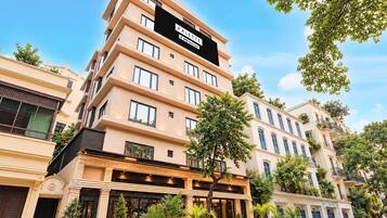 Un hotel de varios pisos con un letrero que indica que se trata de apartamentos con servicios.