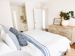 A bedroom with a bed, a dresser, a mirror, and a door. - Steps to the Beach, Quiet, New, Intuit, Crypto, Sofi, LAX, Venice, Santa Monica (Manhattan Beach)