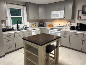 Private kitchen - MyRoKo Farmhouse Sleeps 12 near wedding venue Scenic views and Newly Remodeled! (Lakeville)