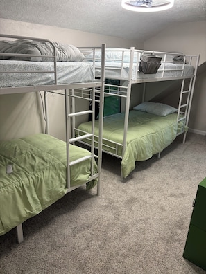 Room - MyRoKo Farmhouse Sleeps 12 near wedding venue Scenic views and Newly Remodeled! (Lakeville)