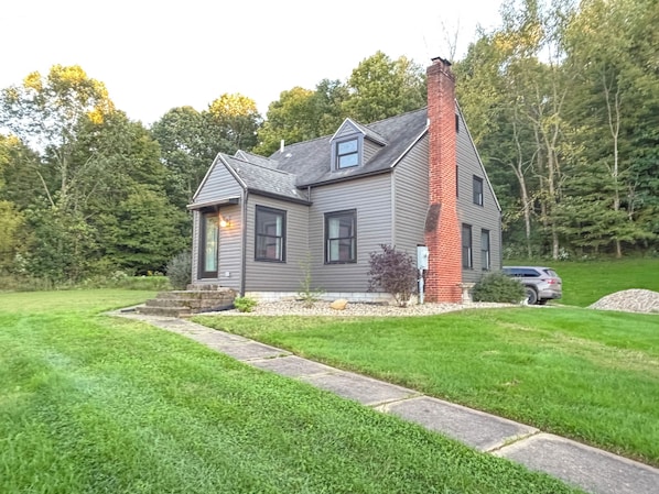 Exterior - MyRoKo Farmhouse Sleeps 12 near wedding venue Scenic views and Newly Remodeled! (Lakeville)