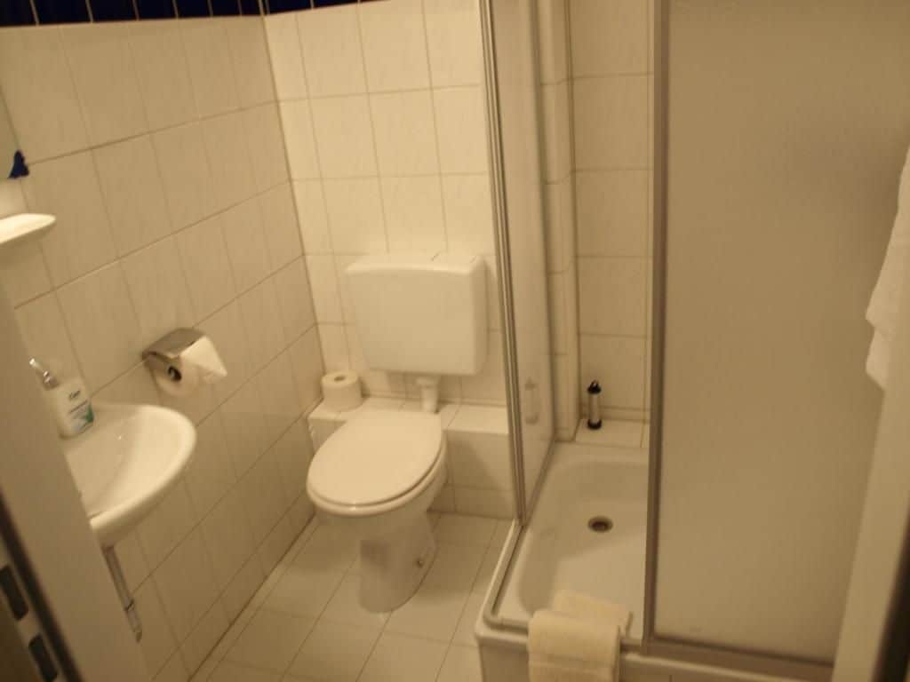 Ein Badezimmer mit Toilette, Waschbecken und Dusche.